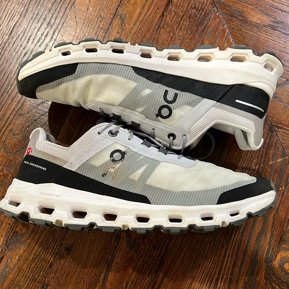 Men’s Oncloud size 9